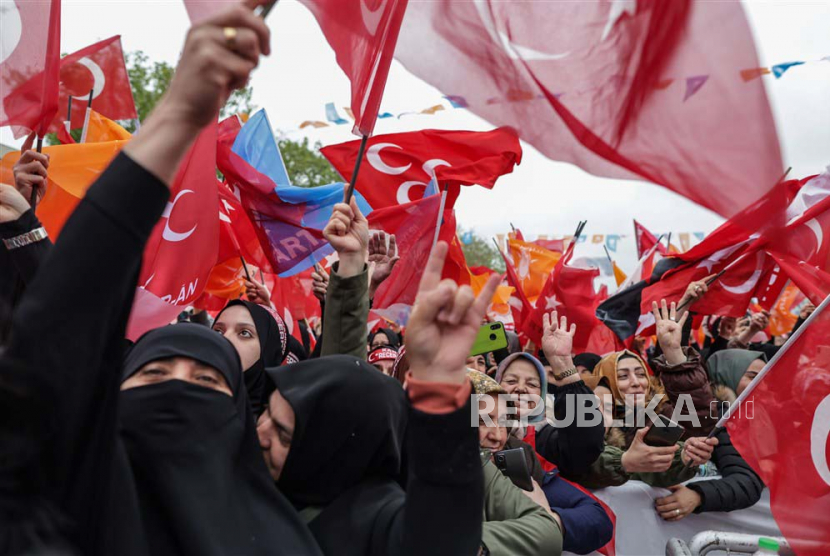  Pendukung Presiden Turki Recep Tayyip Erdogan menghadiri acara kampanye pemilihannya di Istanbul, Turki, Jumat (12/5/2023). Turki akan mengadakan pemilihan umum pada 14 Mei 2023 dengan sistem dua putaran untuk memilih presidennya, sedangkan pemilihan parlemen akan diadakan secara bersamaan.