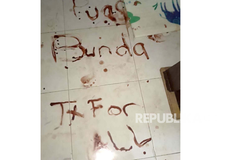 Fiqih Islam menyebut ayah yang membunuh anaknya tak terkena hukuman balas. Foto: Sebuah pesan misterius ditemukan di lokasi empat anak tewas di sebuah kamar di Jagakarsa.  