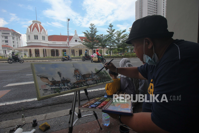 Seniman melukis Balai Pemuda Surabaya di Jalan Gubernur Suryo, Surabaya, Jawa Timur, Selasa (16/3/2021). Kegiatan melukis yang dilakukan oleh Komunitas Pelukis Cat Air itu untuk mengabadikan bangunan cagar budaya yang dibangun pada tahun 1907. 
