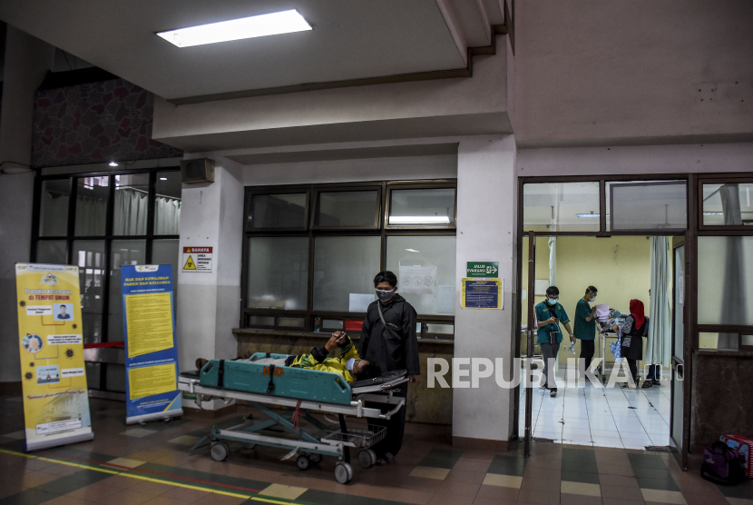 Keluarga pasien menunggu ruangan rawat inap di area Rumah Sakit Dokter Hasan Sadikin (RSHS), Kota Bandung, Jabar.