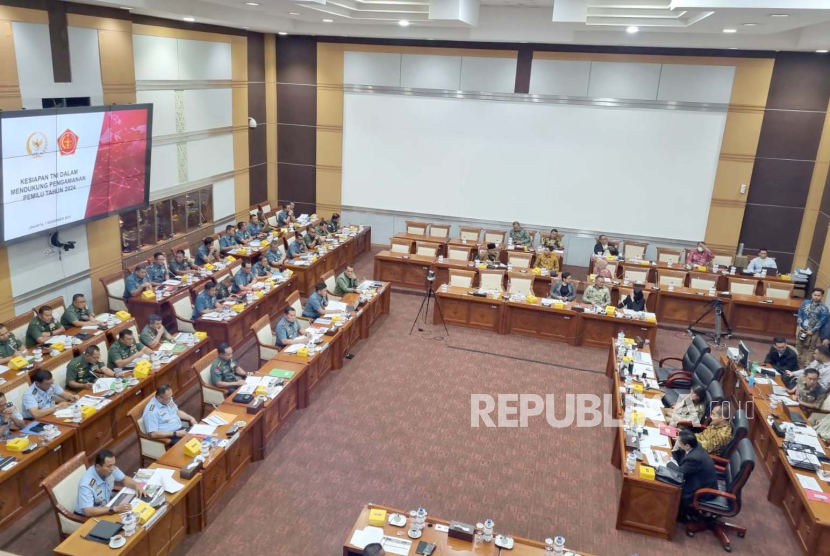 Panglima TNI Laksamana Yudo Margono dalam rapat kerja dengan Komisi I DPR yang membahas netralitas dan persiapan jelang Pemilu 2024, di Ruang Rapat Komisi I, Kompleks Parlemen, Jakarta, Selasa (7/11/2023). 