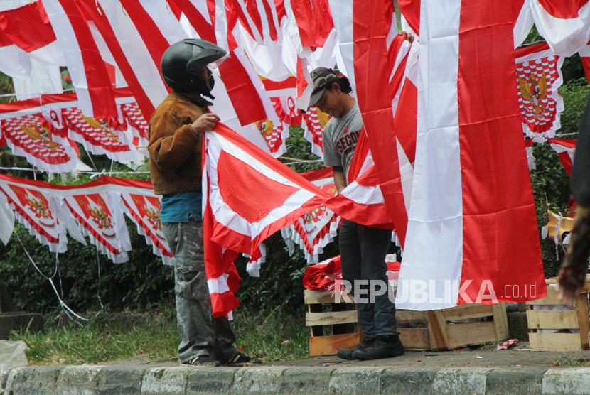 Pengunjung memilih bendera merah putih, yang dijual di kawasan trotoar Jalan Surapati, Kota Bandung, Rabu (4/8). Pedagang bendera dan umbul-umbul banyak bermunculan menjelang perayaan Hari Ulang Tahun (HUT) Ke-76 Kemerdekaan Republik Indonesia (RI), mereka berharap untung meski masih kondisi pandemi dan PPKM. Harga bendera dan umbul-umbul dijual dari Rp20 ribu hingga ratusan ribu, tergantung ukuruan dan kualitas bahan.