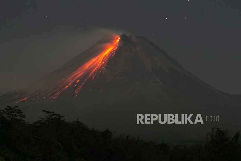 Luncuran lava pijar Gunung Merapi terlihat dari Turi, Sleman, DI Yogyakarta, Sabtu (5/8/2023).