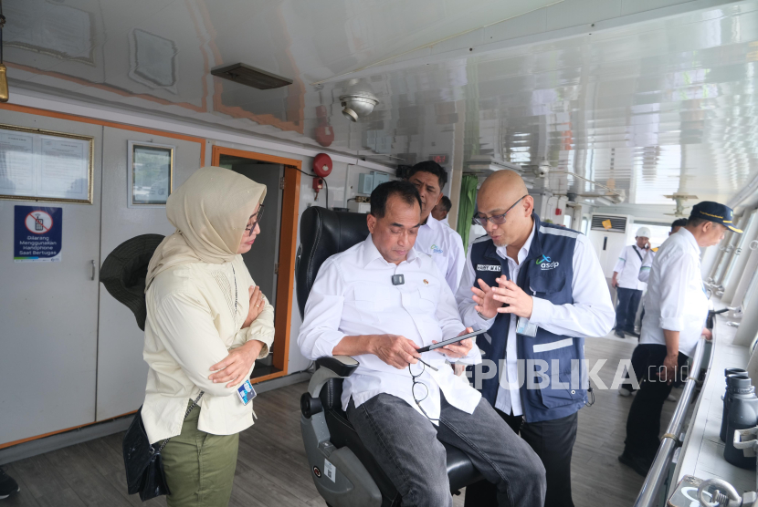 Menhub Budi Karya Sumadi bersama Direktur Utama PT ASDP Indonesia Ferry (Persero) Ira Puspadewi meninjau kesiapan Pelabuhan Ketapang, Banyuwangi dan Gilimanuk, Bali pada Sabtu (16/12/2023). 