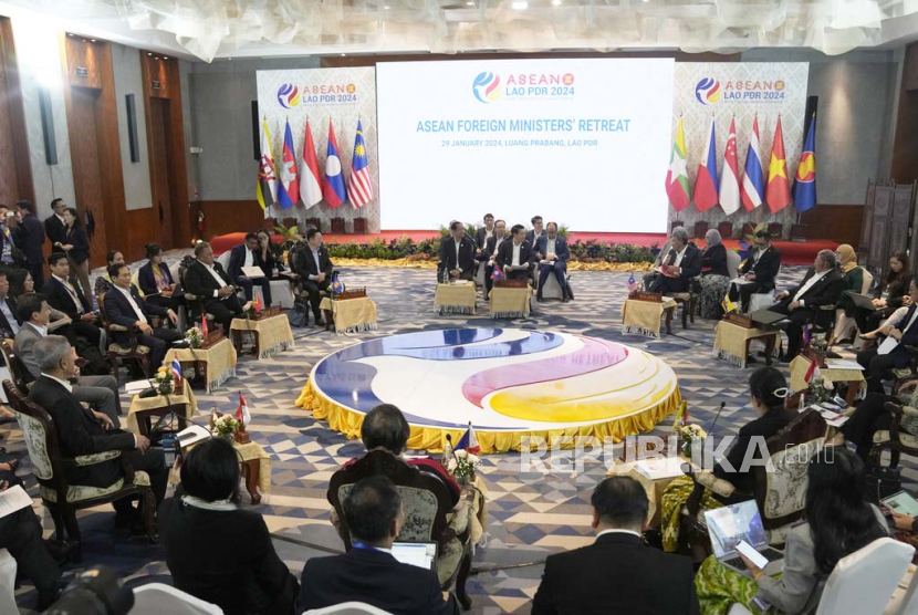 Perwakilan menghadiri pertemuan retret Menteri Luar Negeri Perhimpunan Bangsa-Bangsa Asia Tenggara (ASEAN) di Luang Prabang, Laos, Senin, (29/1/2024).