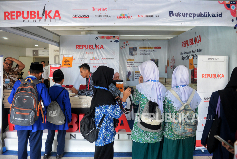 Pengunjung memilah buku saat di stan Republika Penerbit dalam acara Islamic Book Fair 2023 di Istora Senayan, Jakarta, Rabu (20/9/2023). Dalam gelaran IBF 2023, Republika Penerbit turut meramaikan kegiatan tersebut dengan memberikan diskon 20-25 persen bagi pengunjung IBF, dengan harga buku dibandrol mulai dari Rp60 ribu hingga Rp100 ribu.