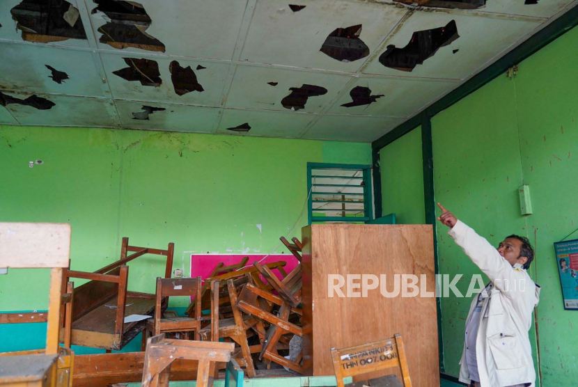 Jajaran Komisi IV DPRD Kota Bogor melihat kondisi bangunan yang rusak di SDN Panaragan Kidul, Kelurahan Panaragan, Kecamatan Bogor Tengah, Kota Bogor, Jawa Barat, Rabu (22/2/2023). 