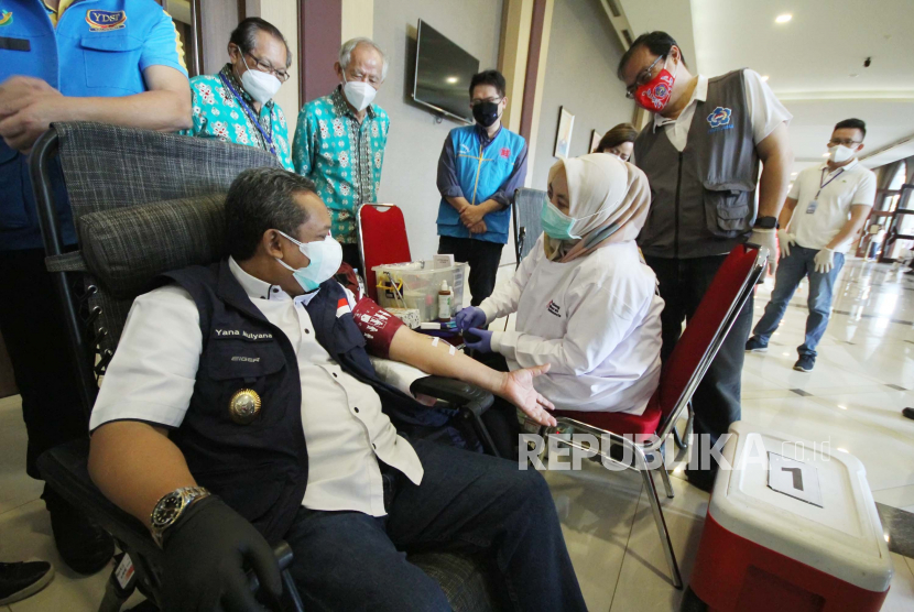 Wakil Wali Kota Bandung Yana Mulyana mengikuti Kegiatan donor darah.
