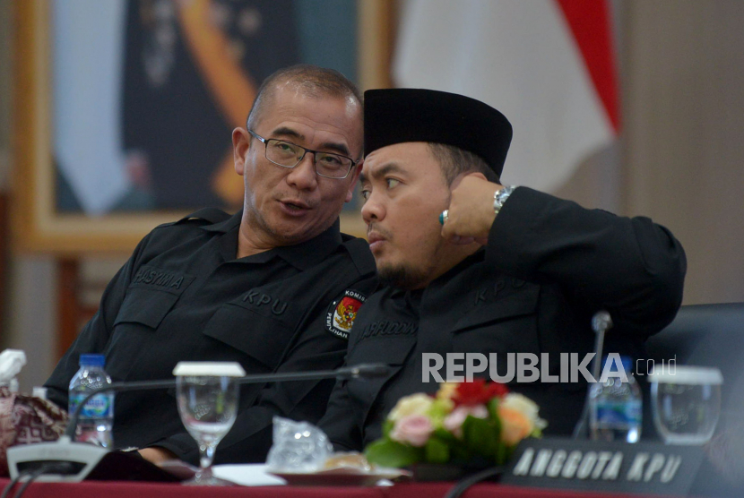 Ketua KPU Hasyim Asyari berbincang bersama Komisioner KPU Mochammad Afifuddin saat rapat pleno Rekapitulasi Nasional Hasil Verifikasi dan Penentapan Partai Politik Calon Peserta Pemilu Tahun 2024 di Kantor KPU, Jakarta, Rabu (14/12/2022). Dalam Rapat pleno tersebut KPU menetapkan sebanyak 17 partai politik sebagai peserta pemilu 2024. Republika/Prayogi 