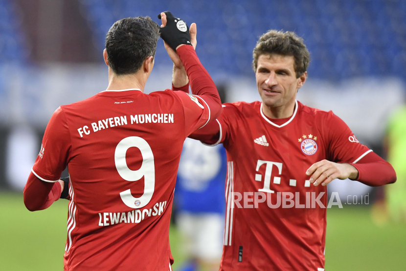 Robert Lewandowski (kiri) saat masih membela Bayern Muenchen bersama dengan rekan setimnya, Thomas Mueller. Muller mengirimkan pesan kepada mantan rekannya yang sekarang berseragam Barcelona Robert Lewandowski usai undian grup Liga Champions musim 2022/2023.