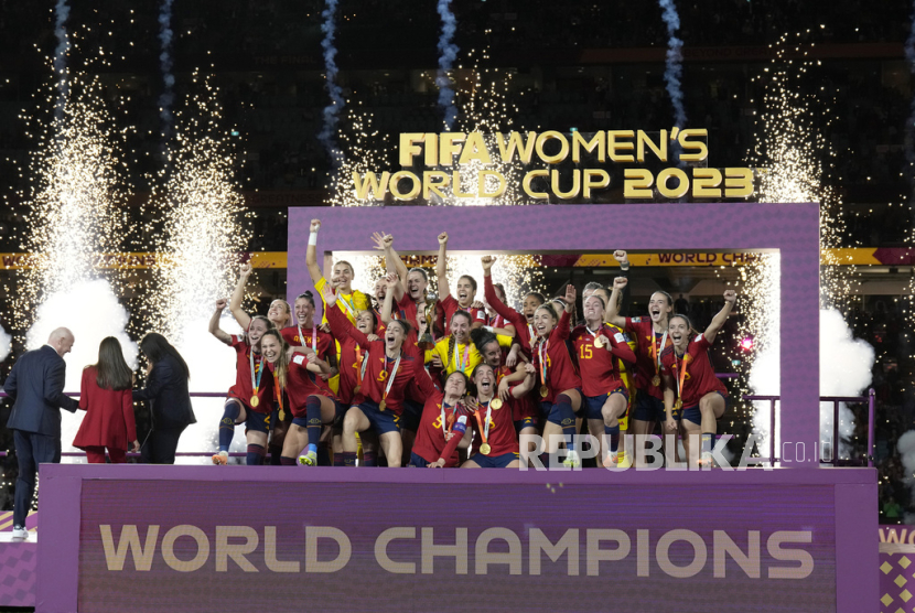 Timnas putri Spanyol melakukan selebrasi saat menjuarai Piala Dunia Wanita usai menang melawan Inggris di Stadium Australia di Sydney, Australia, Ahad (20/8/2023).