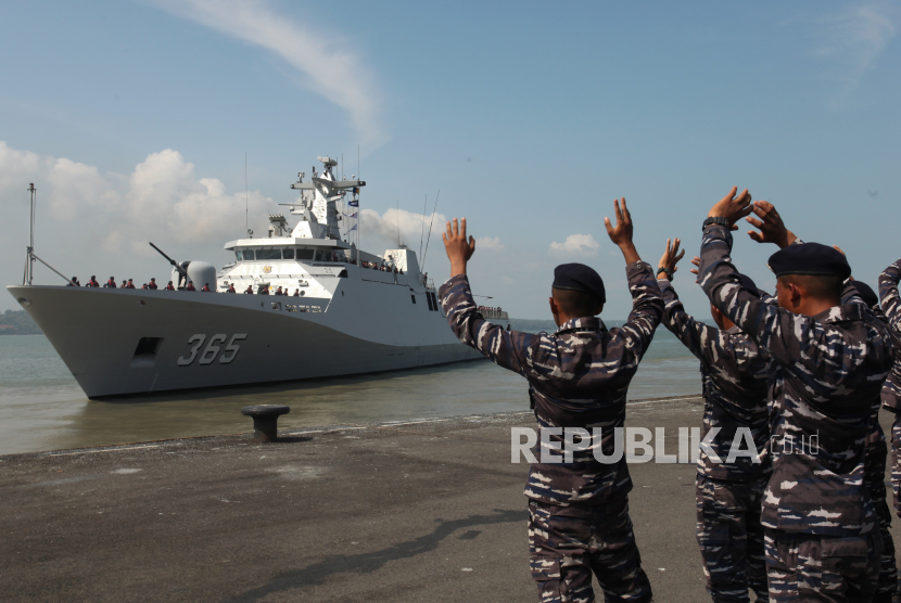 Sejumlah personel TNI Angkatan Laut melambaikan tangan saat melepas keberangkatan KRI Diponegoro-365 di Koarmada II, Surabaya, Jawa Timur, Jumat (14/10/2022). TNI Angkatan Laut mengirimkan KRI Diponegoro-365 dengan 108 personelnya serta 12 tim pendukung dari Kopaska, penyelam, intel, dan kesehatan untuk mengikuti ajang International Fleet Review (IFR) 2022 di Yokosuka dan Teluk Sagami, Jepang pada 1-8 November 2022. 