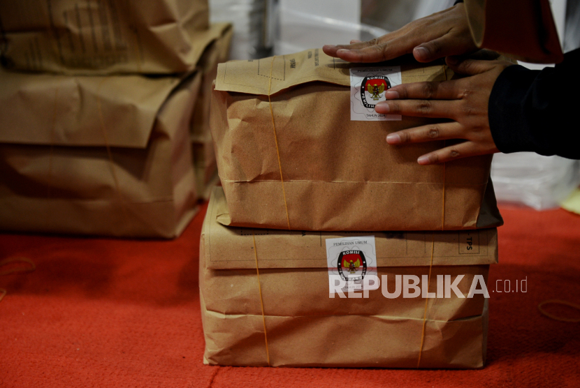 Ketua Kelompok Penyelenggara Pemungutan Suara (KPPS)  melakukan setting packing logistik pemilihan umum (Pemilu) 2024 di GOR Cempaka Putih, Jakarta, Selasa (6/2/2024). Para Ketua KPPS yang didampingi anggota KPPS melakukan packing untuk tempat pemungutan suara (TPS) di Kelurahan Rawasari, Cempaka Putih Timur dan Cempaka Putih Barat. Pengecekan logistik untuk 292 TPS itu dilakukan untuk memastikan kelengkapan yang dibutuhkan saat pencoblosan surat suara tanggal 14 Februari 2024 mendatang.