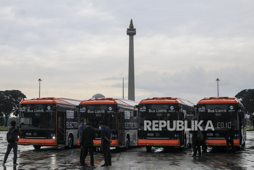 Sejumlah armada bus listrik Transjakarta terparkir saat peluncurannya di kawasan Monas, Jakarta Pusat, Selasa (8/3/2022). 