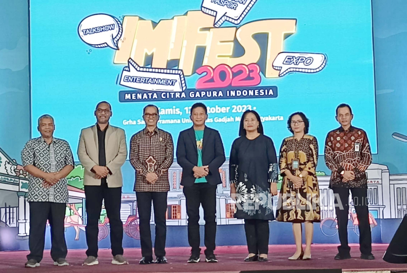 Direktorat Jenderal Imigrasi Kemenkumham meluncurkan visa pendidikan dalam Festival Imigrasi Imifest di Universitas Gadjah Mada, Yogyakarta pada Kamis (12/10/2023). 