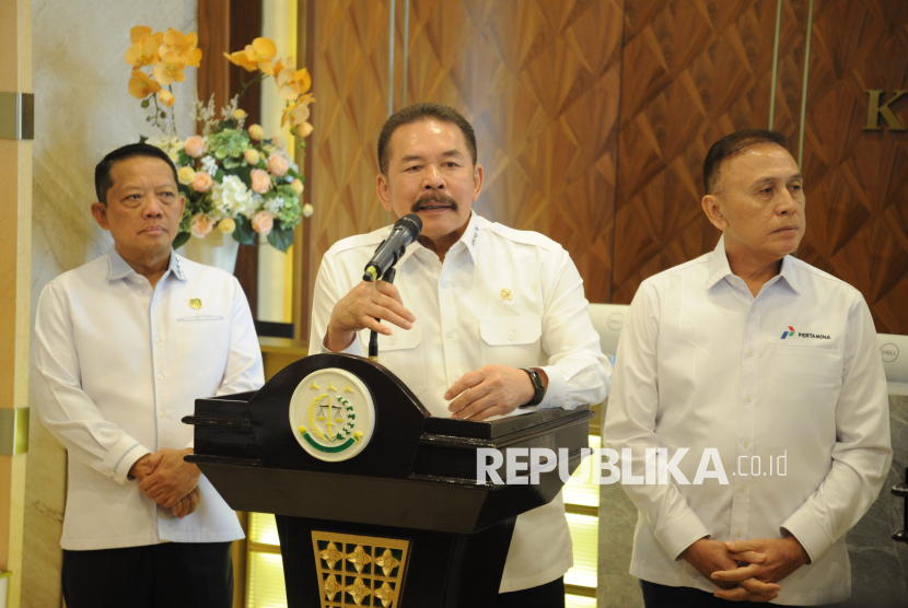 Jaksa Agung ST Burhanuddin menyampaikan keterangan pers bersama Dirut Pertamina di Gedung Kejagung, Jakarta, Kamis (6/3/2025). Dalam kesempatan tersebut Kejaksaan Agung menegaskan bahwa produk Bahan Bakar Minyak (BBM) milik Pertamina saat ini sudah bagus dan sesuai dengan standar dan spesifikasi yang telah di tentukan. Kejagung mengimbau masyarakat untuk tidak khawatir perihal penggunaan produk bahan bakar minyak (BBM) khususnya milik Pertamina.