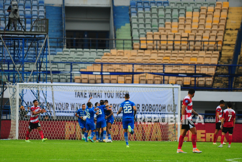 Pemain Persib Bandung merayakan gol di gawang Madura United pada laga Liga 1 2023/2024 di Stadion GBLA, Kota Bandung, Jawa Barat, Ahad (2/7/2023). Pertandingan itu berakhir dengan skor 1-1. 