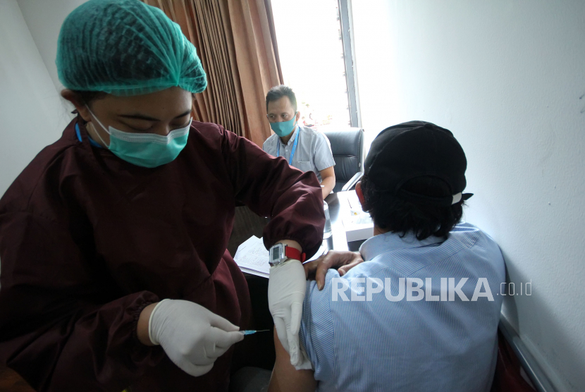 Vaksinasi Aparatur Sipil Negara (ASN) di lingkungan Setda Provinsi Jawa Barat di halaman Gedung Sate, Kota Bandung, Rabu (17/3). Vaksinasi akan menyasar 5.000 aparatur sipil negara dengan target per hari 500 ASN. Vaksinasi berlangsung hingga 25 Maret 2021.