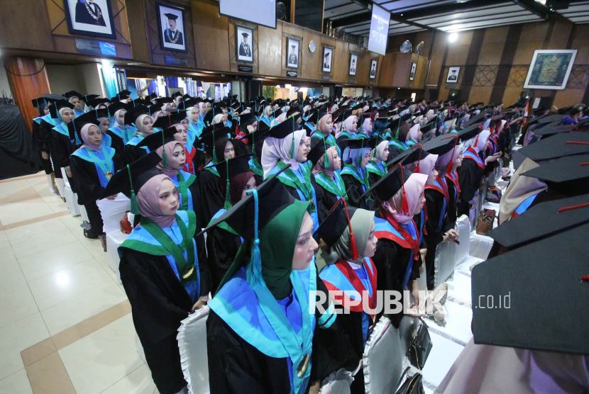 Para lulusan membacakan ikrar saat prosesi Wisuda Unisba Gelombang II Tahun Akademik 2024/2025 di Aula Utama Unisba, Kota Bandung, Sabtu (23/8/2025). Lebih dari 1.700 lulusan resmi dikukuhkan menjadi Doktor, Magister, Profesi, dan Sarjana dari berbagai fakultas. Wisuda berlangsung selama dua hari dengan total empat sesi pelantikan.