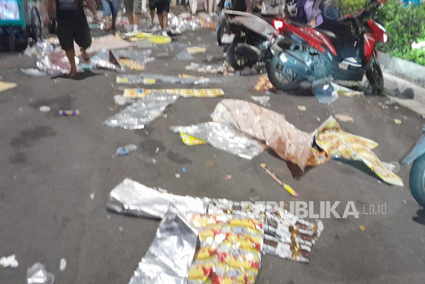 Sampah berserakan di sekitar kawasan Tugu Pal Putih, Kota Yogyakarta, (ilustrasi)