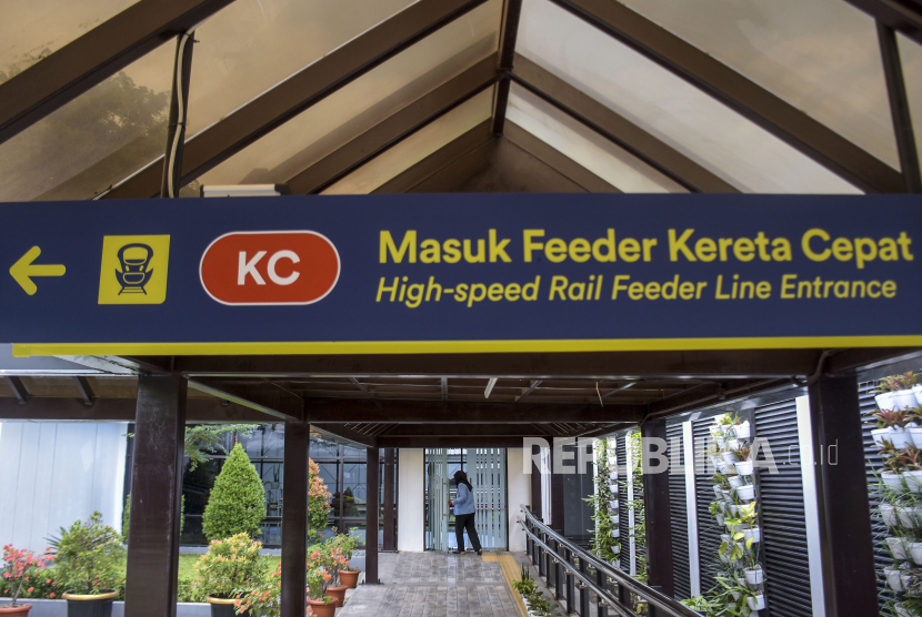 Petugas beraktivitas di area Hall KA Feeder Kereta Cepat Jakarta Bandung (KCJB) di Stasiun Bandung, Kota Bandung, Jawa Barat, Rabu (14/6/2023). 