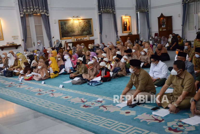Anak-anak yatim hadir bersama keluarga besar, sejumlah ulama, pejabat ikut serta dalam doa bersama dan shalat ghaib untuk putra sulung Gubernur Jawa Barat Ridwan Kamil, Emmeril Khan Mumtadz (Eril) di rumah dinas Gubernur Jawa Barat Gedung Pakuan, Kota Bandung. 