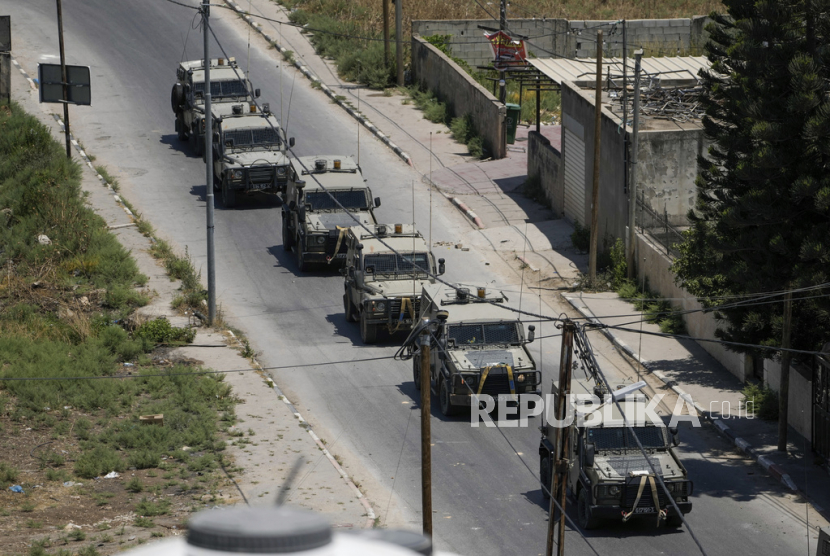 Konvoi kendaraan militer Israel di Jenin.