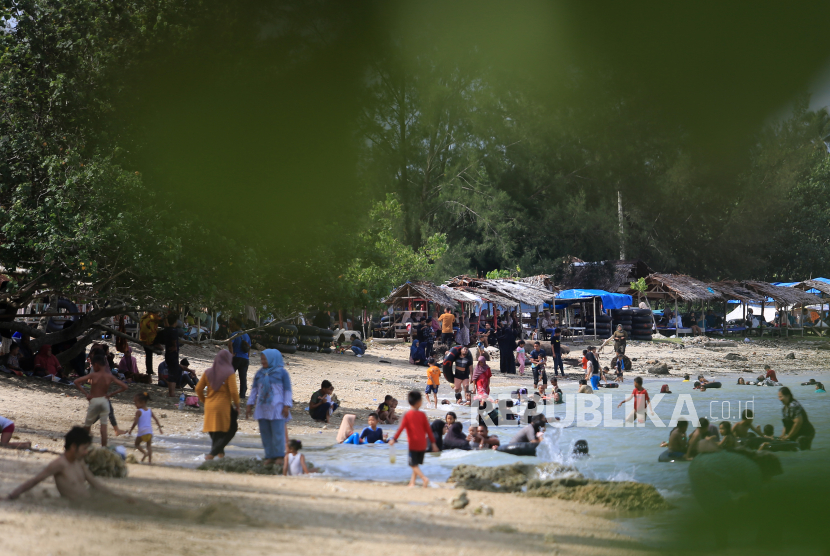 Sejumlah pengunjung berenang di kawasan pantai Desa Lhok Bubon, Aceh Barat, Aceh, Ahad (17/7/2022). Berada di pantai membawa manfaat kesehatan tersendiri.