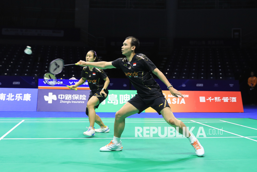 Ganda campuran Indonesia Rinov Rivaldy/Lisa Ayu Kusumawati bertanding pada laga pembuka Kejuaraan Bulu Tangkis Beregu Campuran Asia 2025 di Qingdao Conson Gymnasium, China, Selasa (11/2/2025).