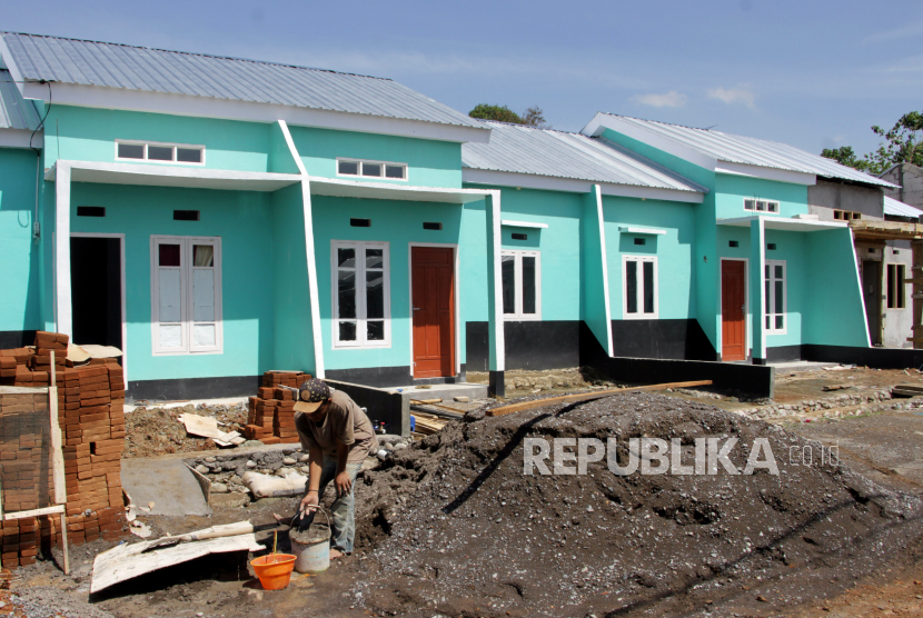 Pekerja menyelesaikan pembangunan rumah di salah satu kompleks perumahan bersubsidi (ilustrasi). PT Bank Syariah Indonesia Tbk bersama dengan Badan Pengelola Tabungan Perumahan Rakyat (BP Tapera) menggelar akad massal bagi 2.500 nasabah program BSI KPR Sejahtera FLPP secara serentak.