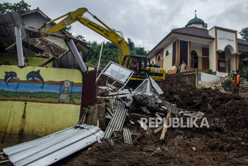 Tim SAR Gabungan mengoperasikan alat berat untuk merobohkan bangunan terdampak longsor, di Kabupaten Sumedang, Jawa Barat, Senin (11/1/2021). Sejumlah bangunan di kawasan terdampak longsor mulai dirobohkan guna mengantispasi longsor susulan serta warga penghuni di radius 1 km dari kawasan tersebut akan di relokasi ke pemukiman yang lebih aman dari potensi pergerakan tanah. 