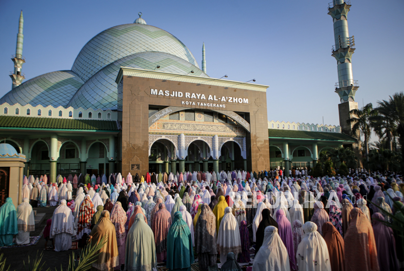 Umat Islam melaksanakan Sholat di Masjid Al Azhom Tangerang.