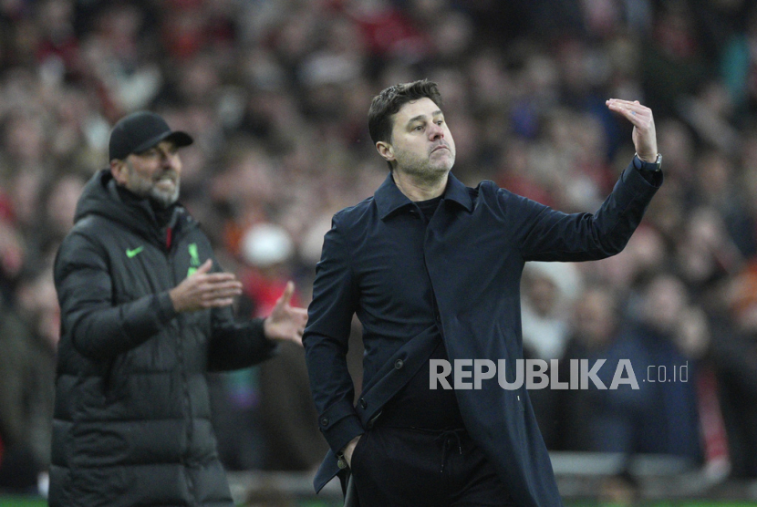 Chelsea head coach Mauricio Pochettino, right, and Liverpool manager Jurgen Klopp gesture during the English League Cup final soccer match between Chelsea and Liverpool at Wembley Stadium in London, Sunday, Feb. 25, 2024. 