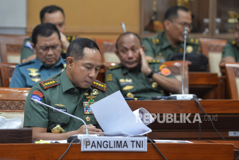 Panglima TNI Jenderal Agus Subiyanto bersiap mengikuti rapat kerja bersama Komisi I DPR di Kompleks Perlemen, Senayan, Jakarta Pusat, Kamis (21/3/2024).