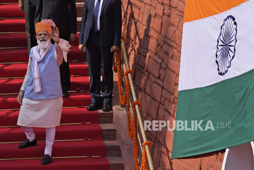 Perdana Menteri India Narendra Modi melambai saat dia pergi setelah berpidato kepada bangsa dari Benteng Merah abad ke-17 yang bersejarah pada perayaan Hari Kemerdekaan, di New Delhi, India, Minggu, 15 Agustus 2021.