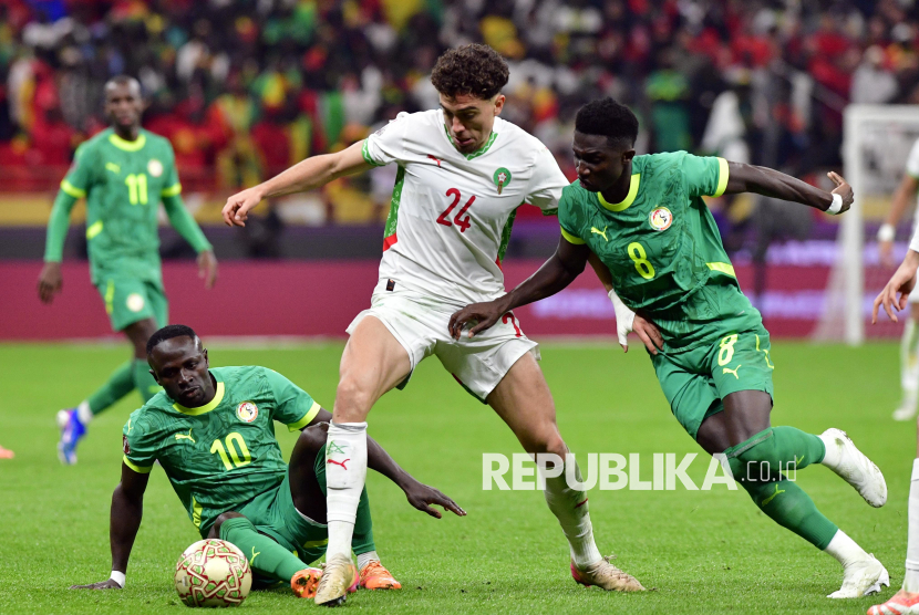 Pemain Senegal Sadio Mane (kiri) dan Lamine Camara (kanan) berebut bola dengan pemain Maroko Neil Yoni El Aynaoui pada pertandingan Final Piala Afrika 2025 di Stadion Pangeran Moulay Abdellah, Rabat, Maroko, Ahad (18/1/2026) waktu setempat. 