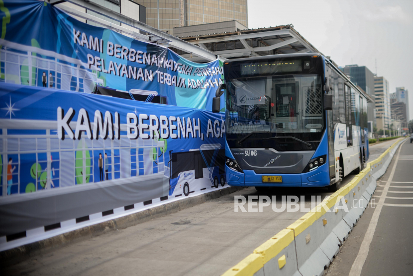 Bus Transjakarta melintas  di Halte Bundaran Hotel Indonesia saat proses perbaikan halte yang dibakar masa aksi saat unjuk rasa penolakan pengesahan Omnibus Law Undang-Undang Cipta Kerja pada (8/10) di Jakarta.