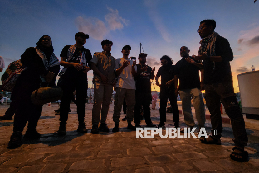 Direktur Sumud Nusantara Muhammad Nadir Al-Nuri bersama Kordinator Indonesia Global Peace Convoy (IGPC) Muhammad Husein dan relawan lainnya berdoa sebelum melakukan pelayaran bersama Global Sumud Flotilla menembus blokade Gaza di Pelabuhan Gammarth, Tunisia, Kamis (18/9/2025).