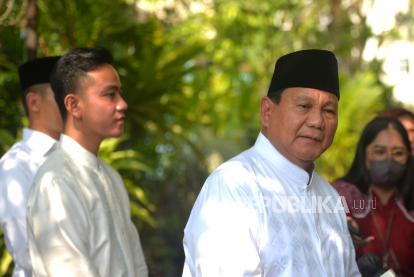 Menteri Pertahanan Prabowo Subianto bersama Wali Kota Surakarta Gibran Rakabuming Raka. (ilustrasi)