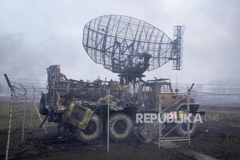  Radar rusak dan peralatan lainnya terlihat di fasilitas militer Ukraina di luar Mariupol, Ukraina, Kamis, 24 Februari 2022. Rusia telah meluncurkan rentetan serangan udara dan rudal ke Ukraina Kamis pagi dan pejabat Ukraina mengatakan bahwa pasukan Rusia telah meluncur ke wilayah tersebut. negara dari utara, timur dan selatan.