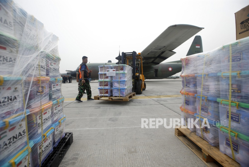 Petugas TNI AU membawa kotak sumbangan yang akan dikirimkan ke warga Palestina di Bandara Halim Perdana Kusuma Jakarta, Sabtu (4/11/2023).