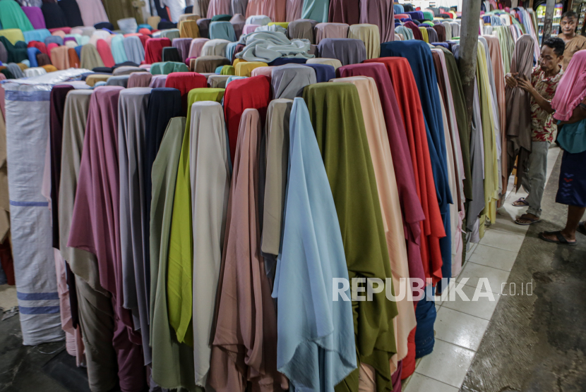 Seorang pedagang menata kain tekstil dagangannya di Cipadu, Kota Tangerang, Banten, Selasa (22/2/2022). Kementerian Perindustrian memprediksi pertumbuhan industri garmen dan tekstil pada kuartal I 2022 akan tumbuh di level 10,44 persen akibat lonjakan permintaan pada Ramadhan 2022. 