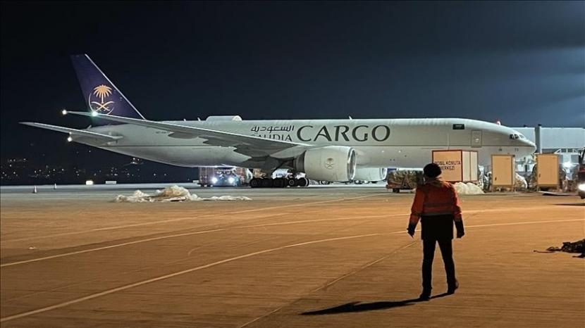Arab Saudi mengirim pesawat baru yang berisi bantuan kemanusiaan ke Ukraina.