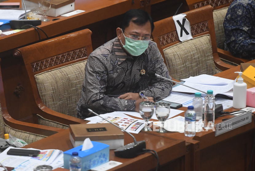 Menteri Kesehatan Terawan Agus Putranto mengikuti rapat dengan Komisi IX DPR di Kompleks Parlemen, Senayan, Jakarta, Selasa (17/11/2020). Rapat itu membahas penanganan pandemi COVID-19 di Indonesia. 