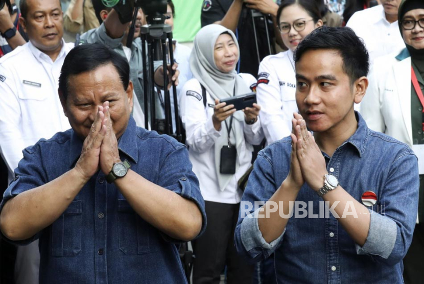 Indonesian Presidential candidate Prabowo Subianto (L) and his running mate Gibran Rakabuming Raka (R) greet journalists before their mandatory medical examination for presidential candidates at Gatot Soebroto Army Hospital in Jakarta, Indonesia, 26 October 2023.The former special forces commander Subianto and his running mate, President Joko Widodo