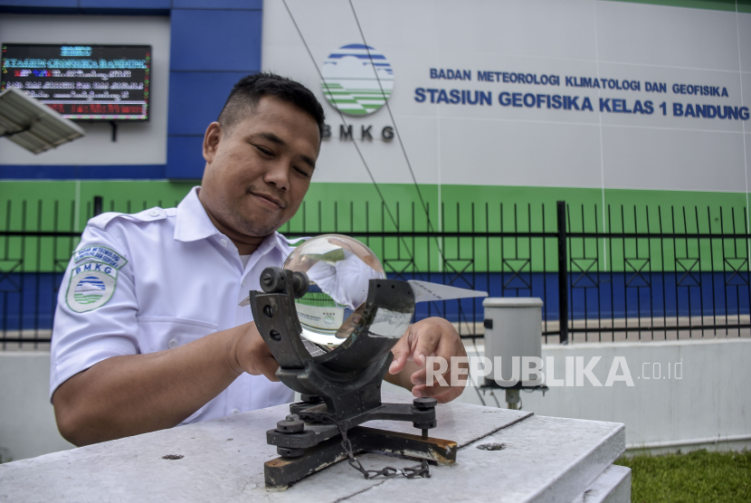 Petugas melakukan penghitungan cahaya matahari menggunakan alat Campbell stock 