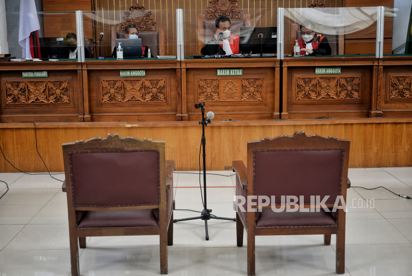 Suasana sidang tuntutan terkait dugaan unlawful killing atau pembunuhan diluar proses hukum kepada laskar FPI yang digelar secara daring di Pengadilan Negeri Jakarta Selatan, Jakarta, Selasa (22/2/2022). Dua terdakwa dugaan unlawful killing Laskar FPI yakni Briptu Fikri Ramadhan dan Ipda M Yusmin Ohorella dituntut 6 tahun penjara oleh Jaksa Penuntut Umum (JPU) setelah terbukti secara sag melakukan pidana merampas nyawa orang secara bersama-sama. Republika/Thoudy Badai