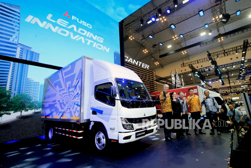 Seremoni peluncuran truk FUSO listrik eCanter pada pameran otomotif GAIKINDO Indonesia International Auto Show (GIIAS) 2024 di Indonesia Convention Exhibition (ICE) BSD, Serpong, Kabupaten Tangerang, Banten, Rabu (17/7/2024). PT Krama Yudha Tiga Berlian Motors (KTB), distributor resmi kendaraan niaga Mitsubishi Fuso Truck and Bus Corporation (MFTBC) di Indonesia, meluncurkan truk listrik eCanter dengan baterai ukuran M berkapasitas 83kWh yang mampu menempuh jarak 140KM dengan GVW sebesar 6 ton.