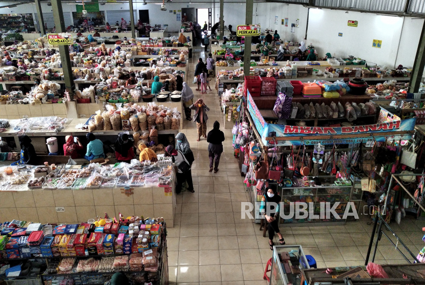 Pedagang menjajakan barang di los pasar pascarevitalisasi di Pasar Gentan, Sleman, Yogyakarta, Kamis (2/7). Pasar Gentan pascarevitalisasi kini memiliki 180 los pedagang dan 26 kios. Dengan model seperti pasar modern diharapkan menambah kenyamanan warga untuk berbelanja.