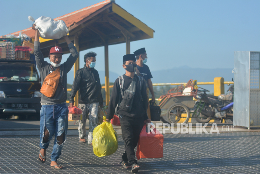 Calon penumpang berjalanmenuju dermaga sebelum naik ke Kapal Motor Penyeberangan (KMP)  (iludtrasi). Sebagian warga Kepulauan Sumenep, Jawa Timur, melakukan mudik Lebaran 2022 lebih awal untuk menghindari kepadatan pemudik menjelang Idulfitri 1443 Hijriah.